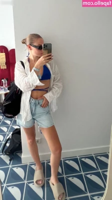 Lauraabla - Got horny getting ready.. I had to fuck myself & squirt 3 times