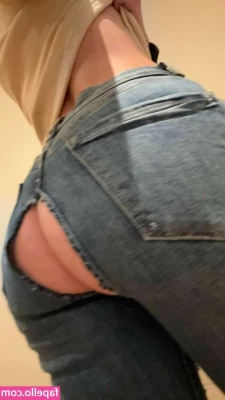 Mina Sauvage [ mina-sauvage ] - How many kisses are you ready to give my peach today    I want to see