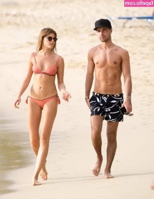 Maryna Linchuk [ maryna-linchuk ] - Do you enjoy the view