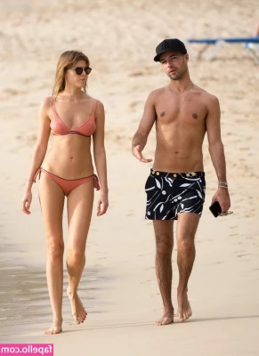 Maryna Linchuk [ maryna-linchuk ] - hang tight guys i got sued  got dumped  and got sick last week 0 10