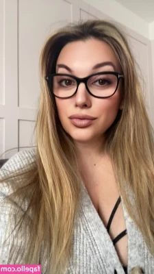 Sophie Parker [ sophie-parker ] - Afuera 👙👙👙🍆👄👅😈