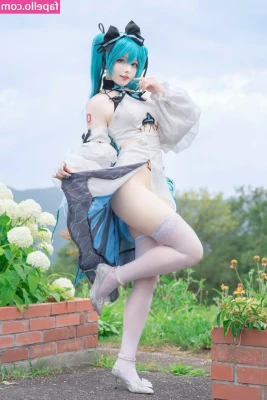 Saya Scarlet [ saya-scarlet ] - You can pick only one picture you walk in on me on , what one is it?