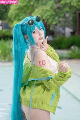 Saya Scarlet [ saya-scarlet ] - My neighbors can totally see me walking around in a T-shirt and no