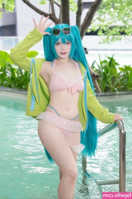 Saya Scarlet [ saya-scarlet ] - How much would you guys pay for a video of me eating someone out 👀