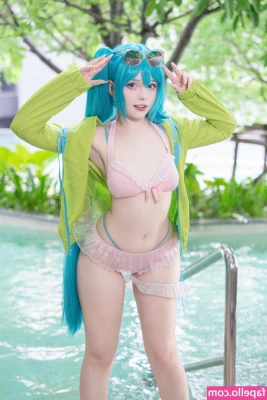 Saya Scarlet [ saya-scarlet ] - 🔴 News Reporter: Turned into a farm animal after a blowie.