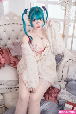 Saya Scarlet [ saya-scarlet ] - Long teasing strip tease outside 🌞 part 1 tease.....