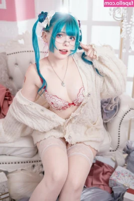 Saya Scarlet [ saya-scarlet ] - Here’s some low quality selfies I just took before I get snuggled