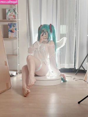 Saya Scarlet [ saya-scarlet ] - Posed vs relaxed