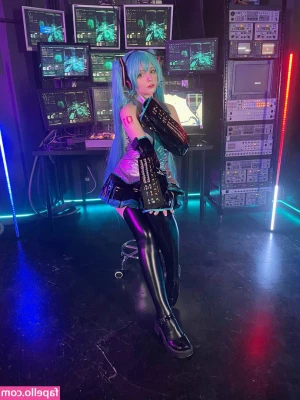 Saya Scarlet [ saya-scarlet ] - Toe polish