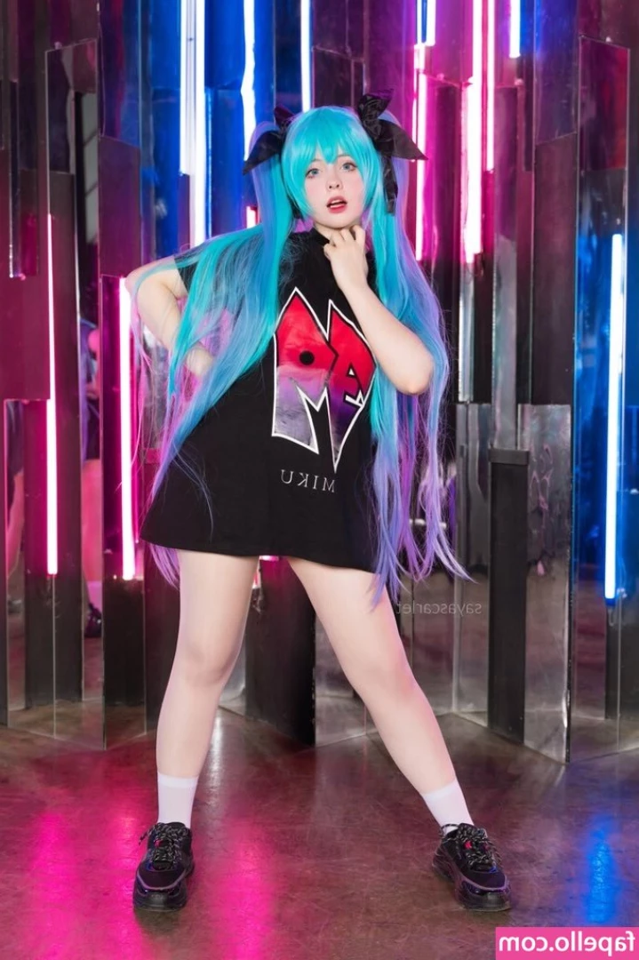 Saya Scarlet [ saya-scarlet ] - little lunch time booty bump 😏 who's hungry ??