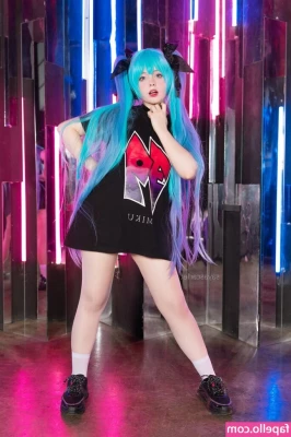 Saya Scarlet [ saya-scarlet ] - little lunch time booty bump 😏 who's hungry ??