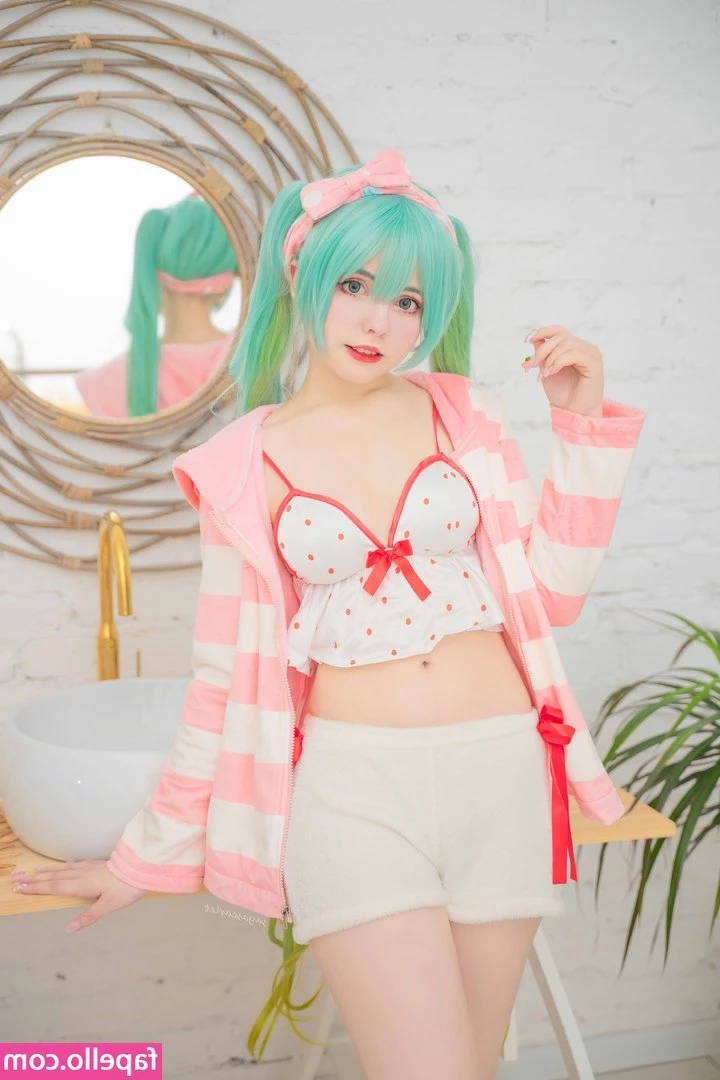 Saya Scarlet [ saya-scarlet ] - Christmas is coming  if you behave well I can give you a gift baby