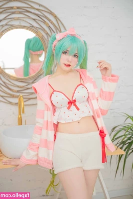 Saya Scarlet [ saya-scarlet ] - Christmas is coming  if you behave well I can give you a gift baby