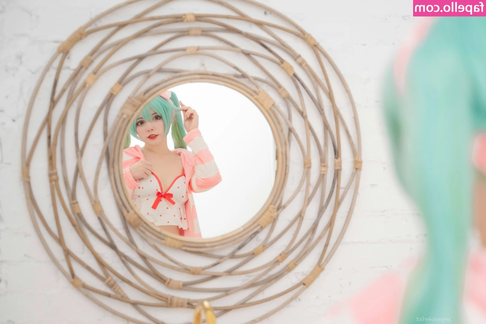 Saya Scarlet [ saya-scarlet ] - A surprise under my slip...