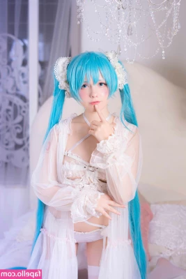 Saya Scarlet [ saya-scarlet ] - Here’s those overalls, three years and 100lbs ago when I bought