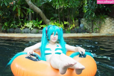 Saya Scarlet [ saya-scarlet ] - Does anyone want to hear my discourse on the emoji mushroom    So 