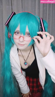 Saya Scarlet [ saya-scarlet ] - just relaxing