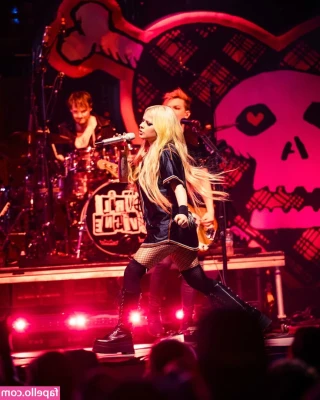 Avril Lavigne [ avril-lavigne ] - what do you sniff first?