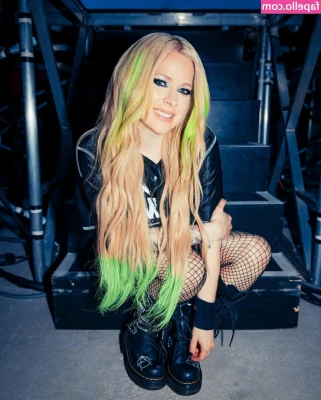 Avril Lavigne [ avril-lavigne ] - Tips make me the wettest  Tip and I’ll show you