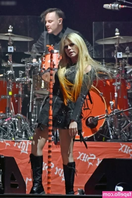 Avril Lavigne [ avril-lavigne ] - Can you guess what hole i was fucking in this video?👀