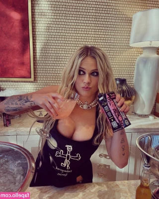 Avril Lavigne [ avril-lavigne ] - Come see me this week before I head to AZ  11 12 Edmonds 11a-3p11 13