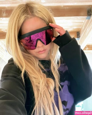 Avril Lavigne [ avril-lavigne ] - The PPV just went out a little bit ago sorry for it being a little