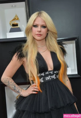 Avril Lavigne [ avril-lavigne ] - Sometimes I steal his hat! @campervet 😘 I hope everyone had an