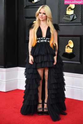 Avril Lavigne [ avril-lavigne ] - I Bet You Haven't Seen A Beauty Like Her Get This Naughty 👅