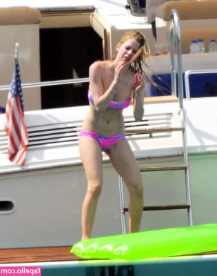 Avril Lavigne [ avril-lavigne ] - A cute toes angle of my little sweet feet