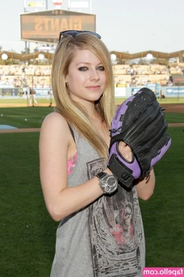 Avril Lavigne [ avril-lavigne ] - Easy access! 😏😘