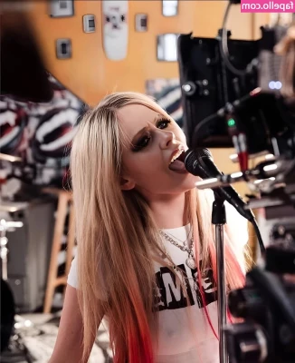 Avril Lavigne [ avril-lavigne ] - moving forward I want all my content to be available to everyone by