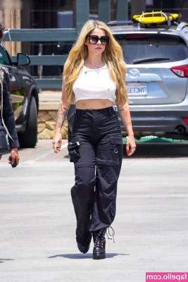 Avril Lavigne [ avril-lavigne ] - Fresh out the shower all wet for you 😏💦