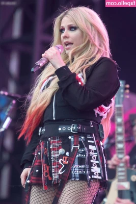 Avril Lavigne [ avril-lavigne ] - I'm back at home!!!! How was everyone's Thanksgiving???😍😍