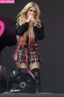Avril Lavigne [ avril-lavigne ] - So much pleasure in this PIC 😍😍😍😈