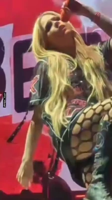 Avril Lavigne [ avril-lavigne ] - @fatemmastoned and I enjoy admiring each others bodies while we wake