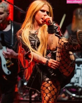 Avril Lavigne [ avril-lavigne ] - It's almost hoodie season but it's never pants season