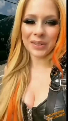 Avril Lavigne [ avril-lavigne ] - On a 1-10 scale, how nice are my nipples? Did I tell you I like them