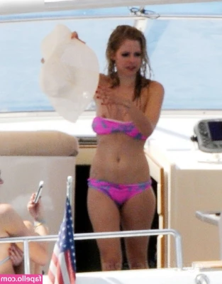 Avril Lavigne [ avril-lavigne ] - candid