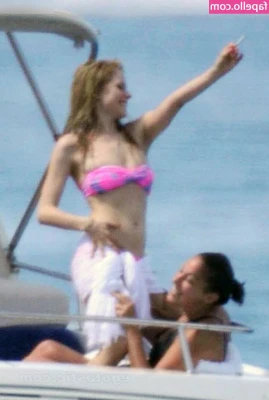 Avril Lavigne [ avril-lavigne ] - I learned to swim in the oceans you made