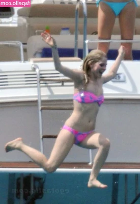 Avril Lavigne [ avril-lavigne ] - Back muscles and thin waist!
