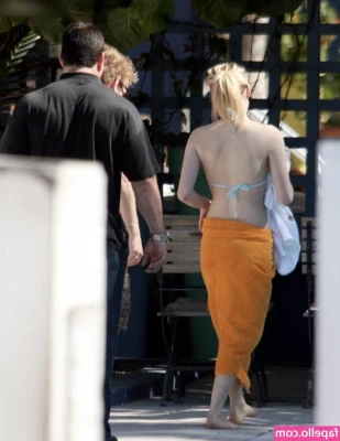 Avril Lavigne [ avril-lavigne ] - Really hot here even in the early morning hours