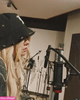 Avril Lavigne [ avril-lavigne ] - Sell a kidney to pay to lick the bottom of my shoes clean
