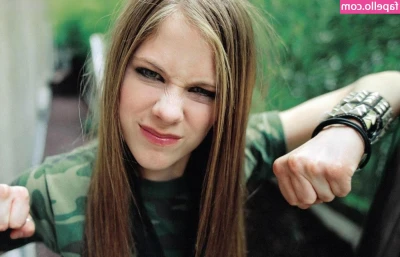Avril Lavigne [ avril-lavigne ] - My phone today has died I'll come bk to u as soon as I can