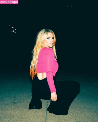 Avril Lavigne [ avril-lavigne ] - Because you all loved my yoga video so much, I have just made you a