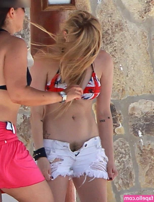 Avril Lavigne [ avril-lavigne ] - Do I need panties underneath?