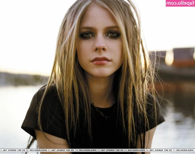Avril Lavigne - Don't you want to slide your cock into this 🍑