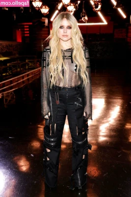 Avril Lavigne [ avril-lavigne ] - feelin naughty today 😈