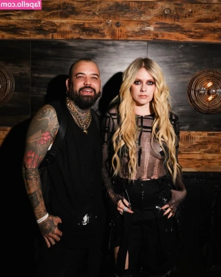 Avril Lavigne - MIRROR MONDAY 🗓  Who thinks I would look better naked??