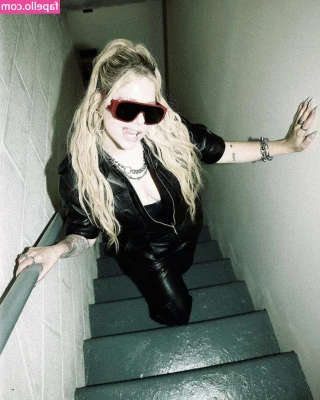Avril Lavigne - Will u Dick it ?