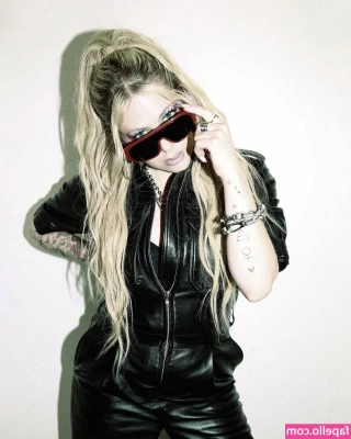Avril Lavigne [ avril-lavigne ] - Did you like this it better when this was off? This is really cozy